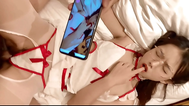 Sensuous Japanese Chick Delivers Mind-blowing Handjob Thrills